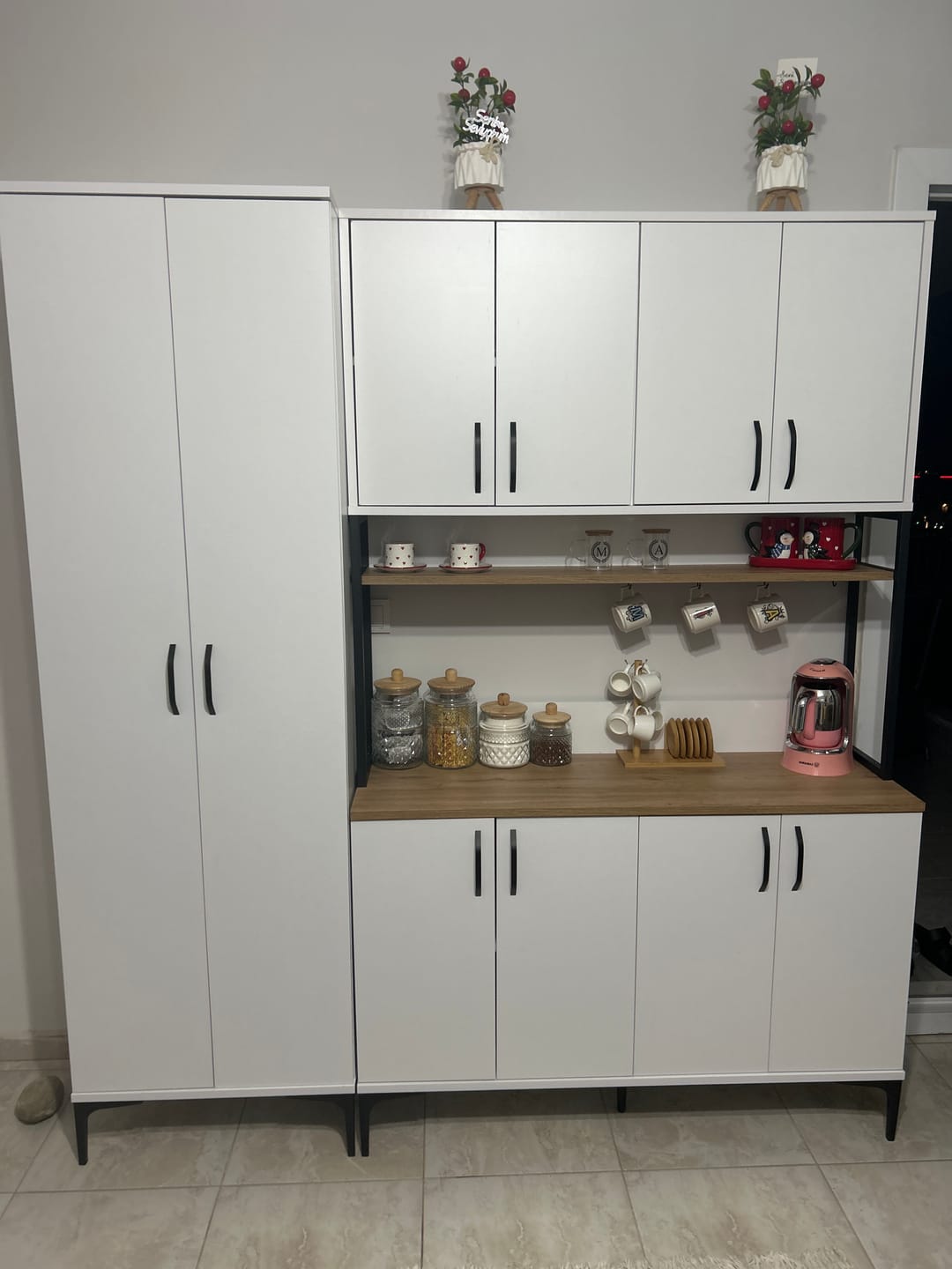 Customer photo review of Rani JE173 Çok Amaçlı Dolap 8 Kapaklı Kiler Mutfak Dolabı Beyaz - Sepet Ceviz