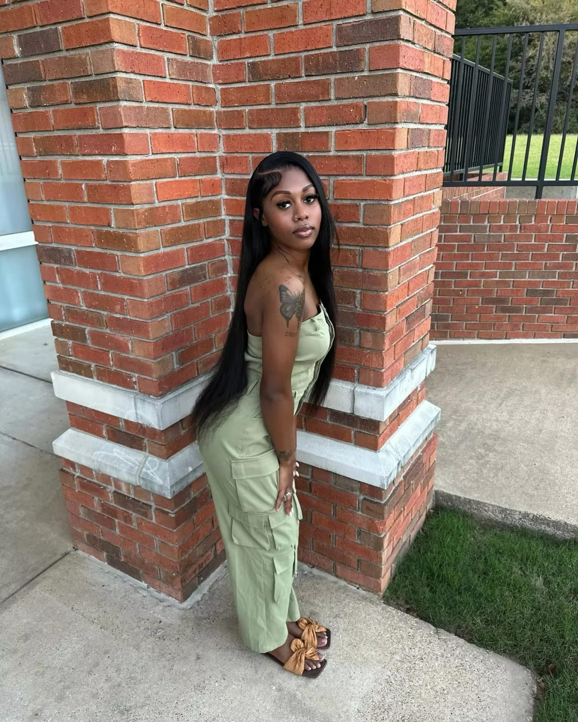 Customer photo review of More Face 13x6 HD Straight Lace Frontal Wigs Pre Bleached Knots Human Hair Wigs With Elastic Drawstring