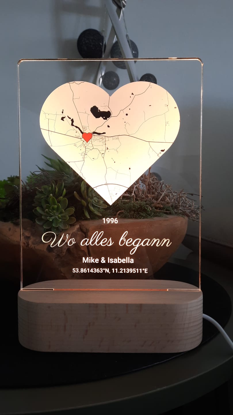 Customer photo review of Wo alles begann - Personalisiertes Nachtlicht mit LED-Holzfuß (14x20)