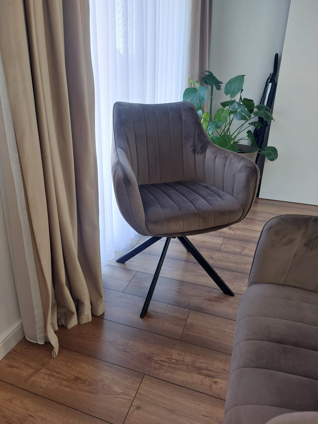 Customer photo review of Scaun rotativ AZALIA, cappuccino/negru, stofa catifelata/metal, 61x58x86 cm