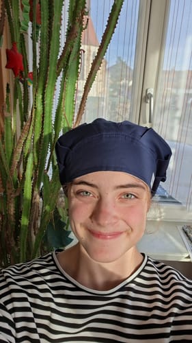 Customer photo review of OP Haube Kobaltblau - Barett