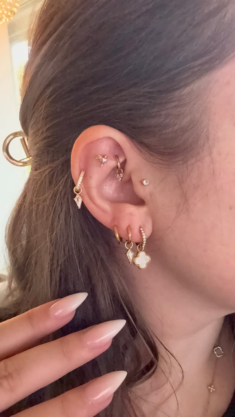 Customer photo review of Perlmutt Paradise Huggie Ohrringe 14K Vergoldet