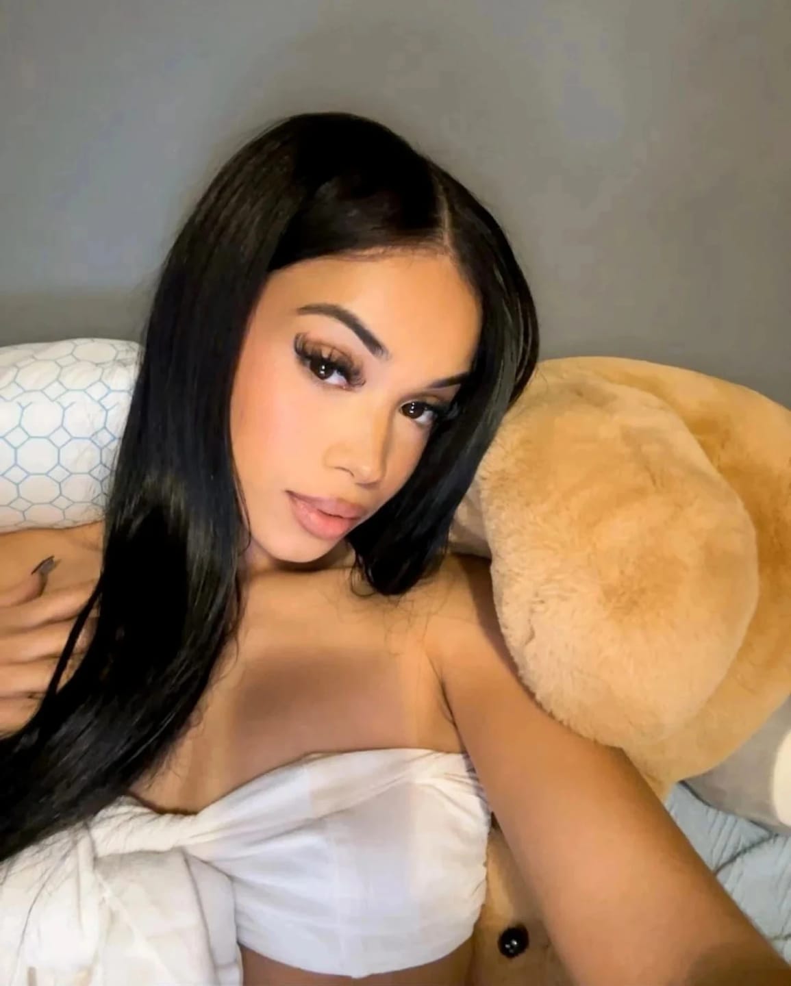 Customer photo review of More Face 13x6 HD Straight Lace Frontal Wigs Pre Bleached Knots Human Hair Wigs With Elastic Drawstring