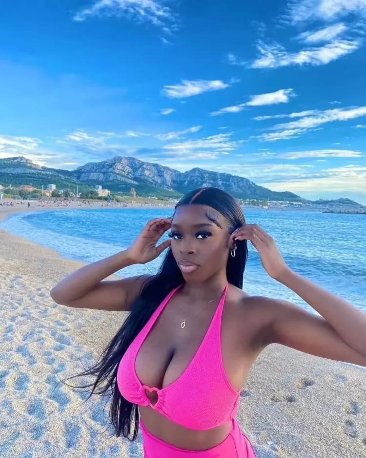 Customer photo review of More Face 13x6 HD Straight Lace Frontal Wigs Pre Bleached Knots Human Hair Wigs With Elastic Drawstring