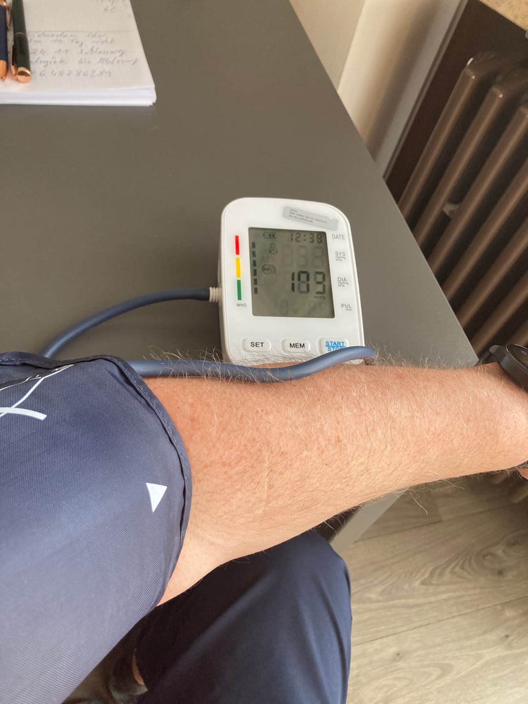 Customer photo review of Blutdruckmessgerät V8 Pro – Vollautomatische Messung mit klinisch getesteter Genauigkeit, komfortabler Manschette und Arrhythmie-Erkennung für präzise Ergebnisse