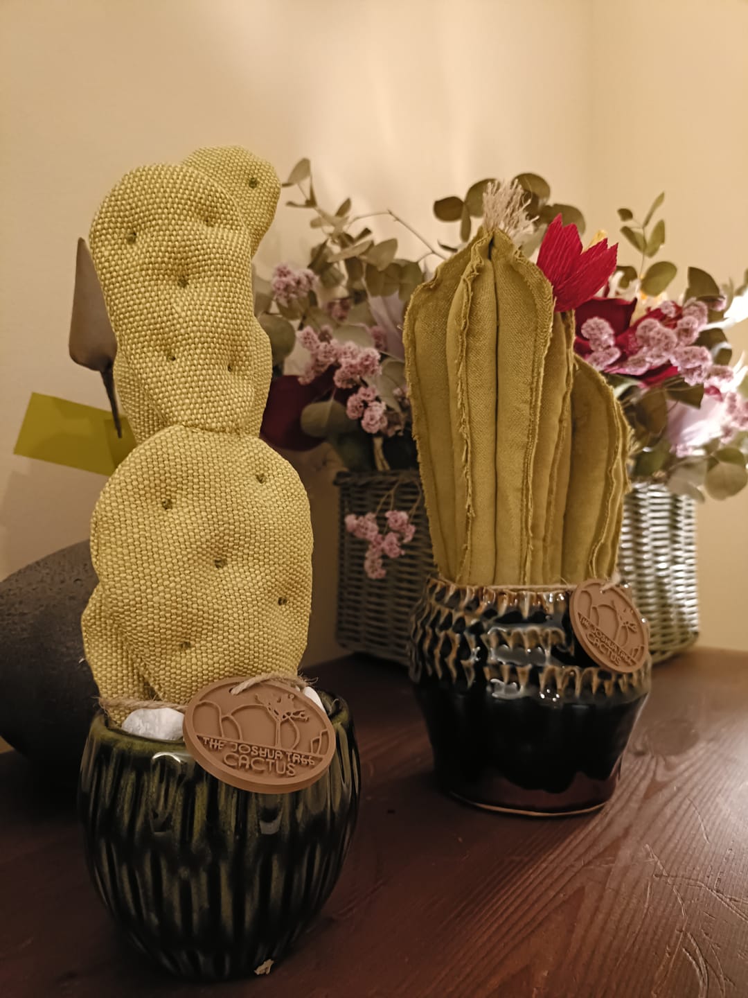 Customer photo review of Coppia di mini Cactus in velluto verde, vaso in ceramica lucida color marrone con sfumature grigio/azzrro, altezza circa 17 cm e 22 cm.