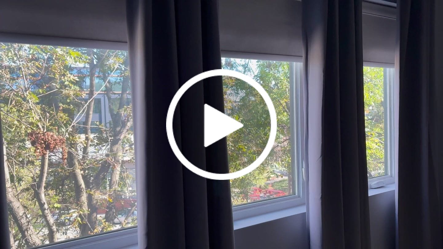 Customer video review of SmartWings Motorized Roller Shades 100% Blackout Linen