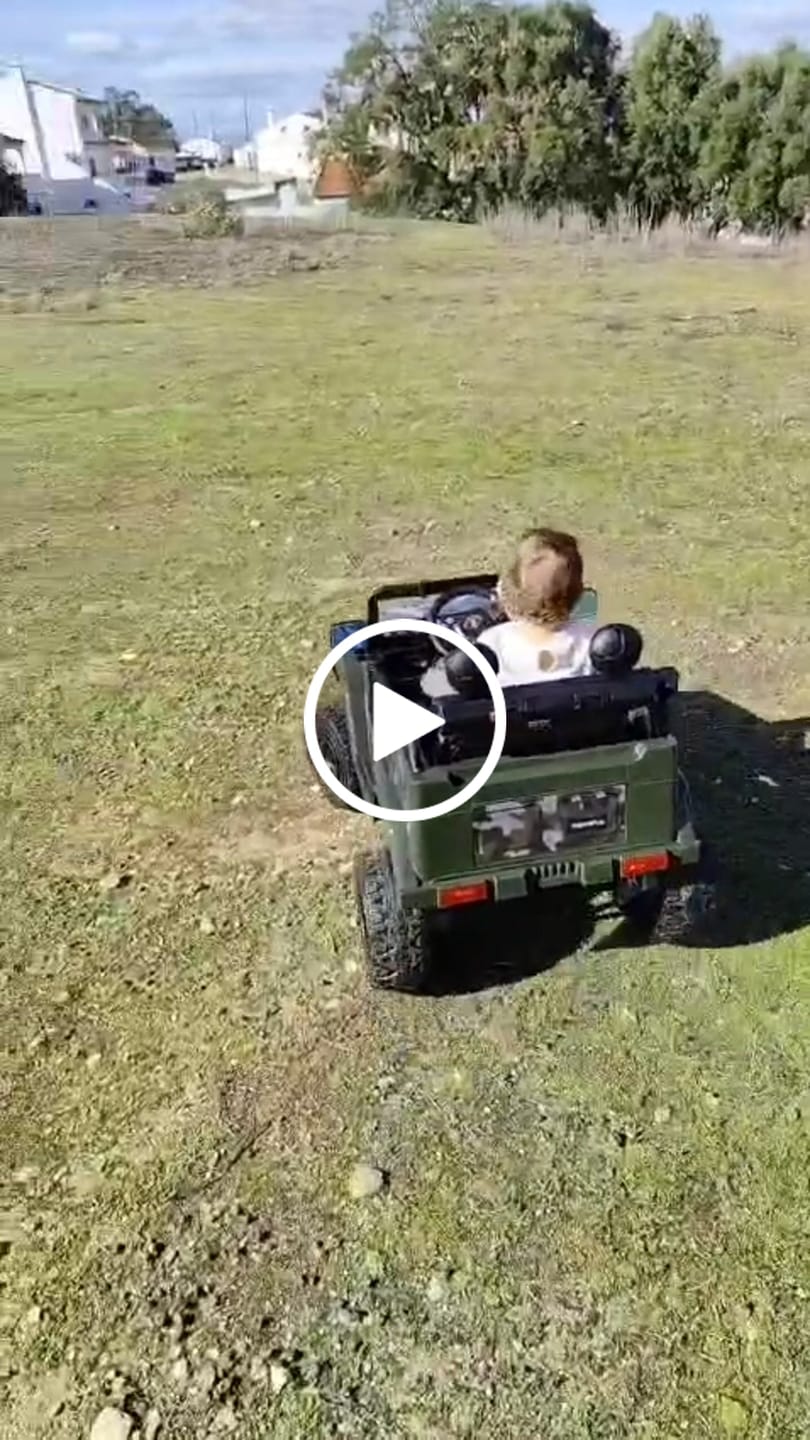 Customer video review of Carro Elétrico para Criança TOYOTA FJ CRUISER 12v 4X4 Verde Camuflado c/ RODAS DE BORRACHA & ASSENTO EM PELE