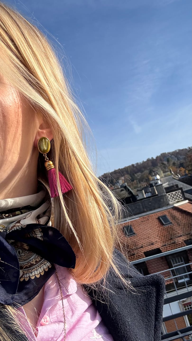 Customer photo review of Quasten Ohrringe als Ohrclips in Jadegrün mit fuchsiafarbener Quaste von AmuseToi