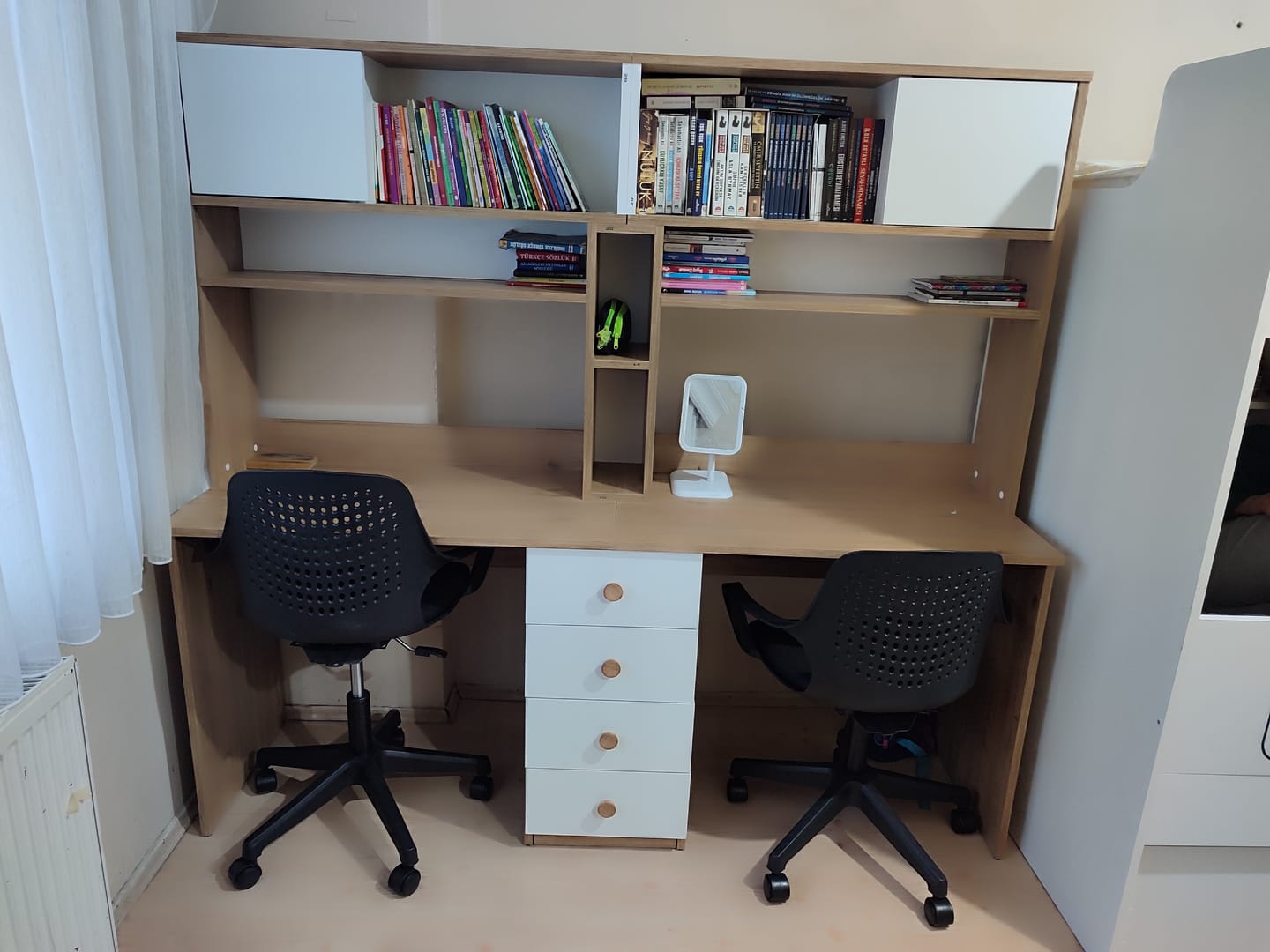 Customer photo review of Rani HA130 İki Kişilik Raflı 2 Kapaklı 4 Çekmeceli Çalışma Ofis Bilgisayar Masası Sepet Ceviz - Beyaz