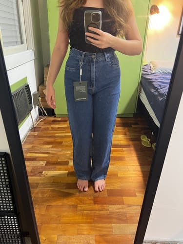 Amanda B. review of Calça Jeans Reta Araçá Azul Médio image 1 out of 1