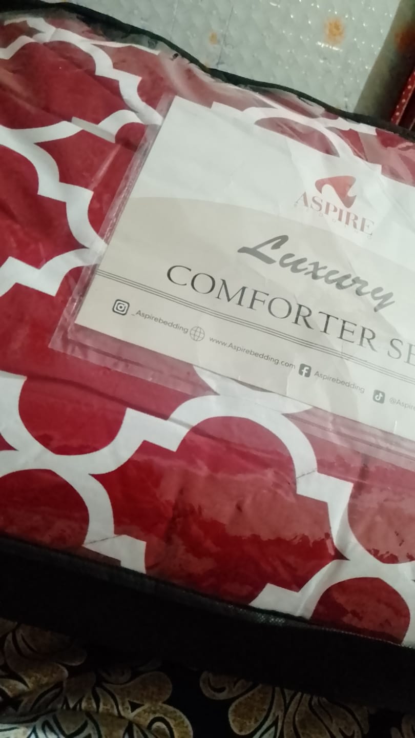 Customer photo review of RED PENDORA Comforter Set- 7 Pcs