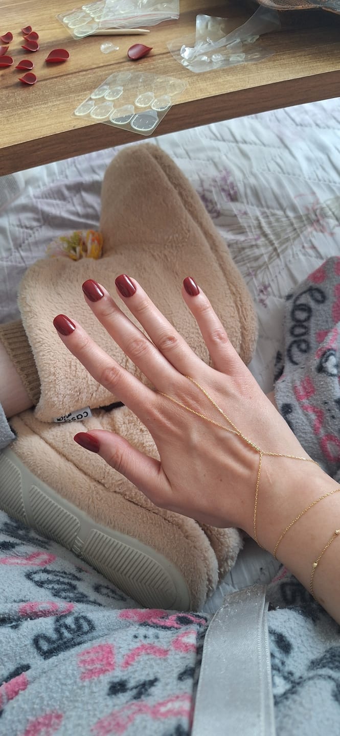Customer photo review of Red Temptation - XS Squoval - 30 Adet Takma Tırnak
