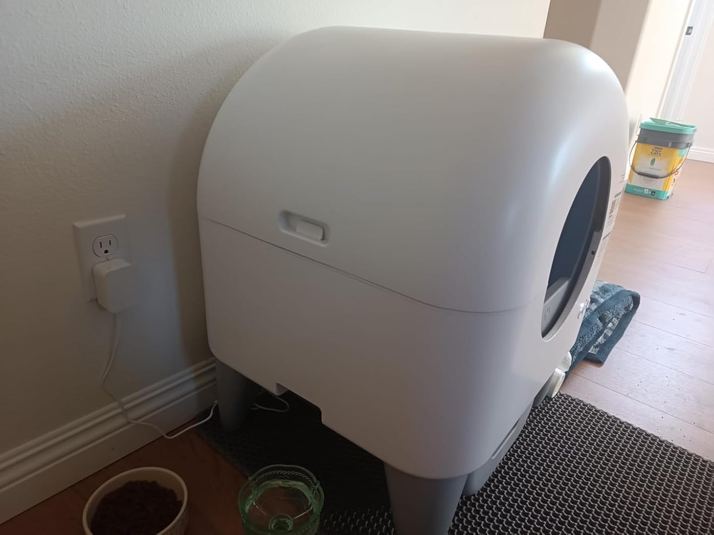 Customer photo review of Cumrige M4 Self-Cleaning Litter Box | Smart Odor-Control Automatic Cat Litter Box