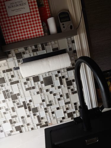 Kundeanmeldelse med bilde av Selvklebende tørkerullholder til vegg