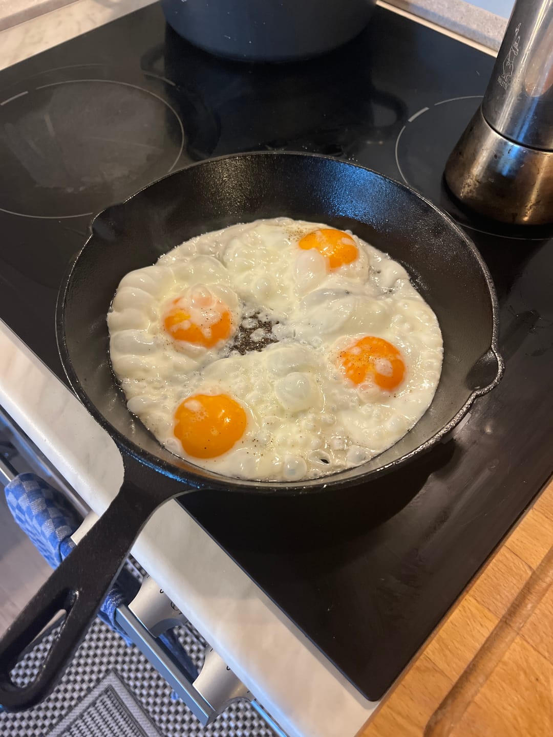 Customer photo review of Blackwell Pannenset Gietijzer 4-Delig Koekenpan 16, 20 & 25 cm & Grillplaat ø 30 cm - geschikt voor alle warmtebronnen - zonder anti-aanbaklaag