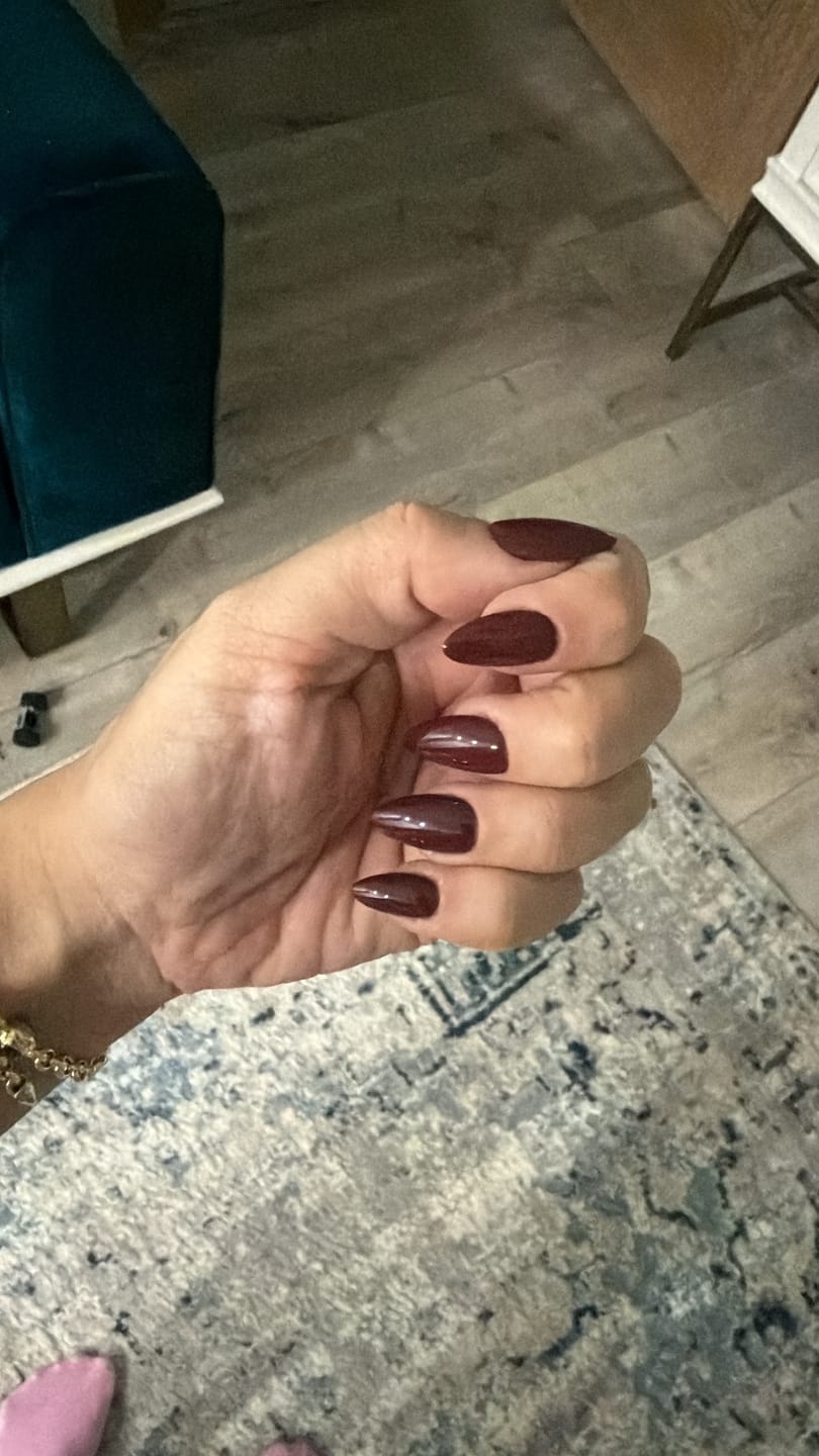 Customer photo review of Bordeaux Grace - Short Almond - 30 Adet Takma Tırnak