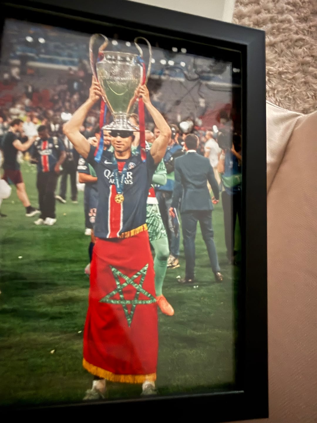 Customer photo review of Poster Paris Saint-Germain Achraf Hakimi drapeau marocain