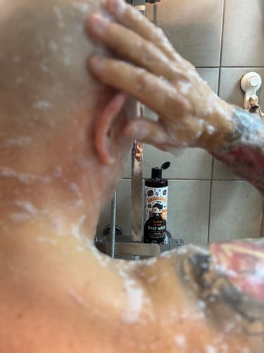 Customer photo review of Bugalugs Men: Bourbon & Oak Body Wash