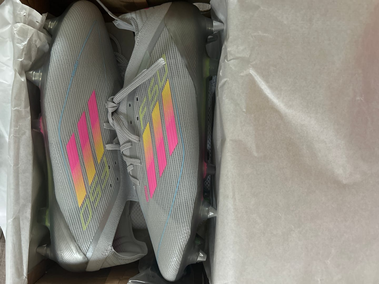 Customer photo review of F50 Elite SG - Gris/Vert/Jaune/Rose