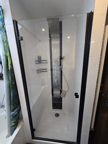 Customer photo review of SONNI Duschtür 80/90/100x195CM Pendeltür Dusche Schwarzer 6mm gehärtetes Glas Wasserschutzleiste Magnetische Anziehung Doppelseitige Nanobeschichtung