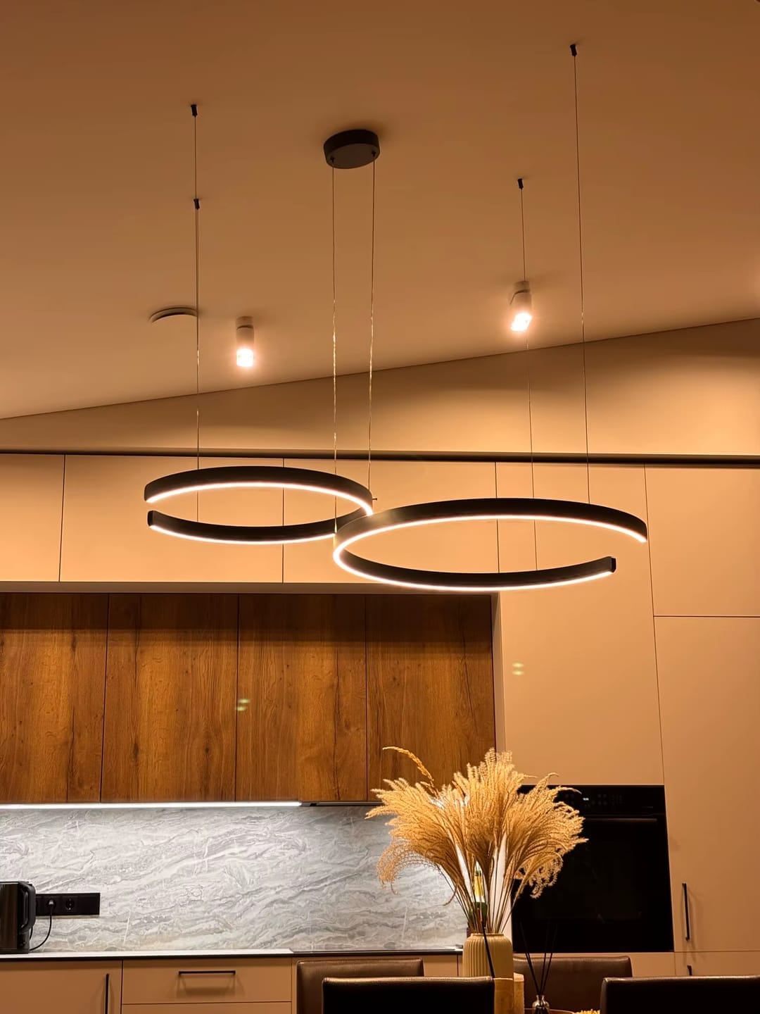 Customer photo review of WOMO Schwarz/Gold Ring Led Kronleuchter-WM2009
