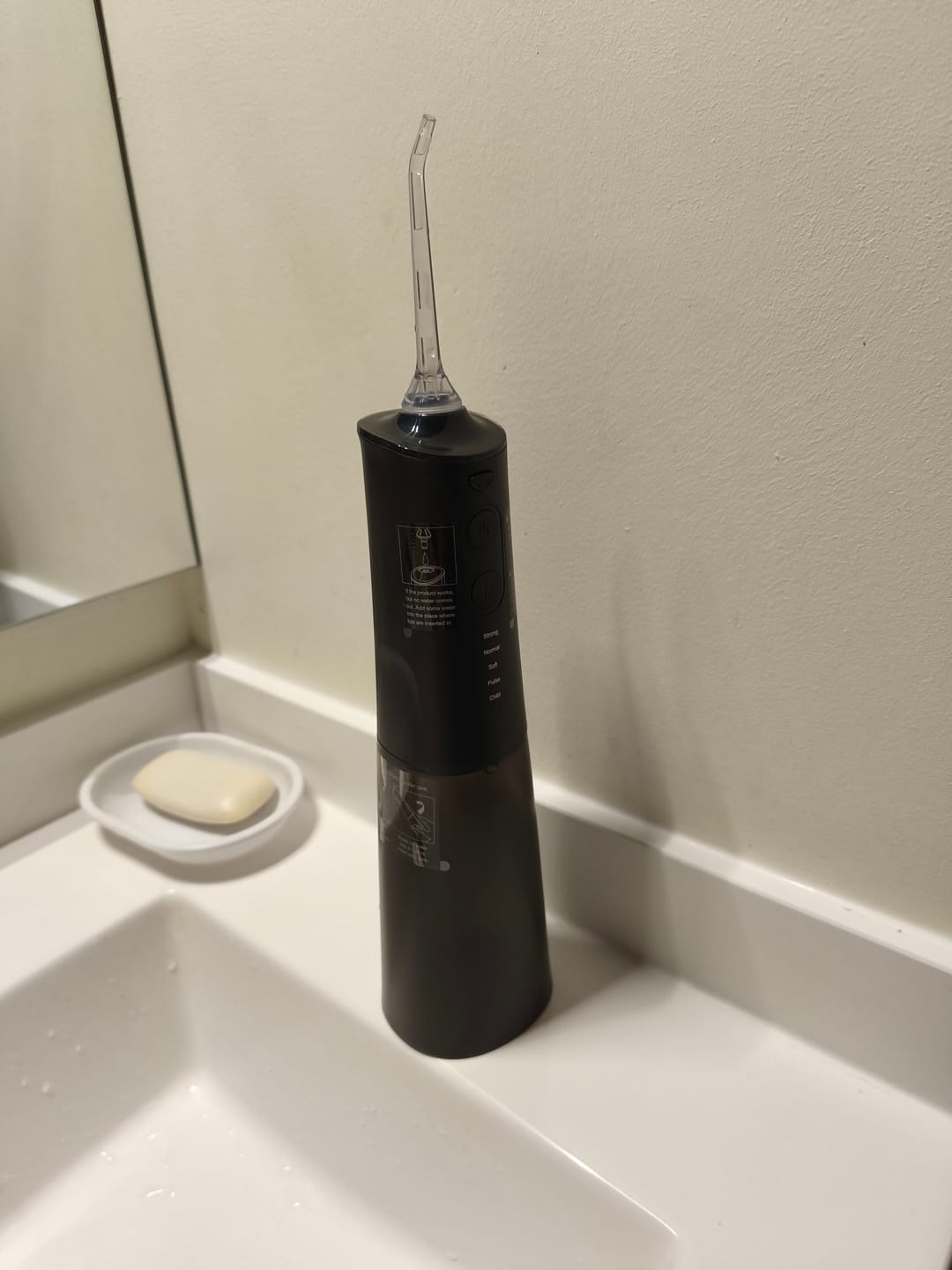 Customer photo review of Hydropulseur sans fil pour un soin dentaire & buccal optimal / 5 modes & 4 embouts / Réservoir de 300 ml / Étanchéité IPX7 / Jet dentaire pour gencives