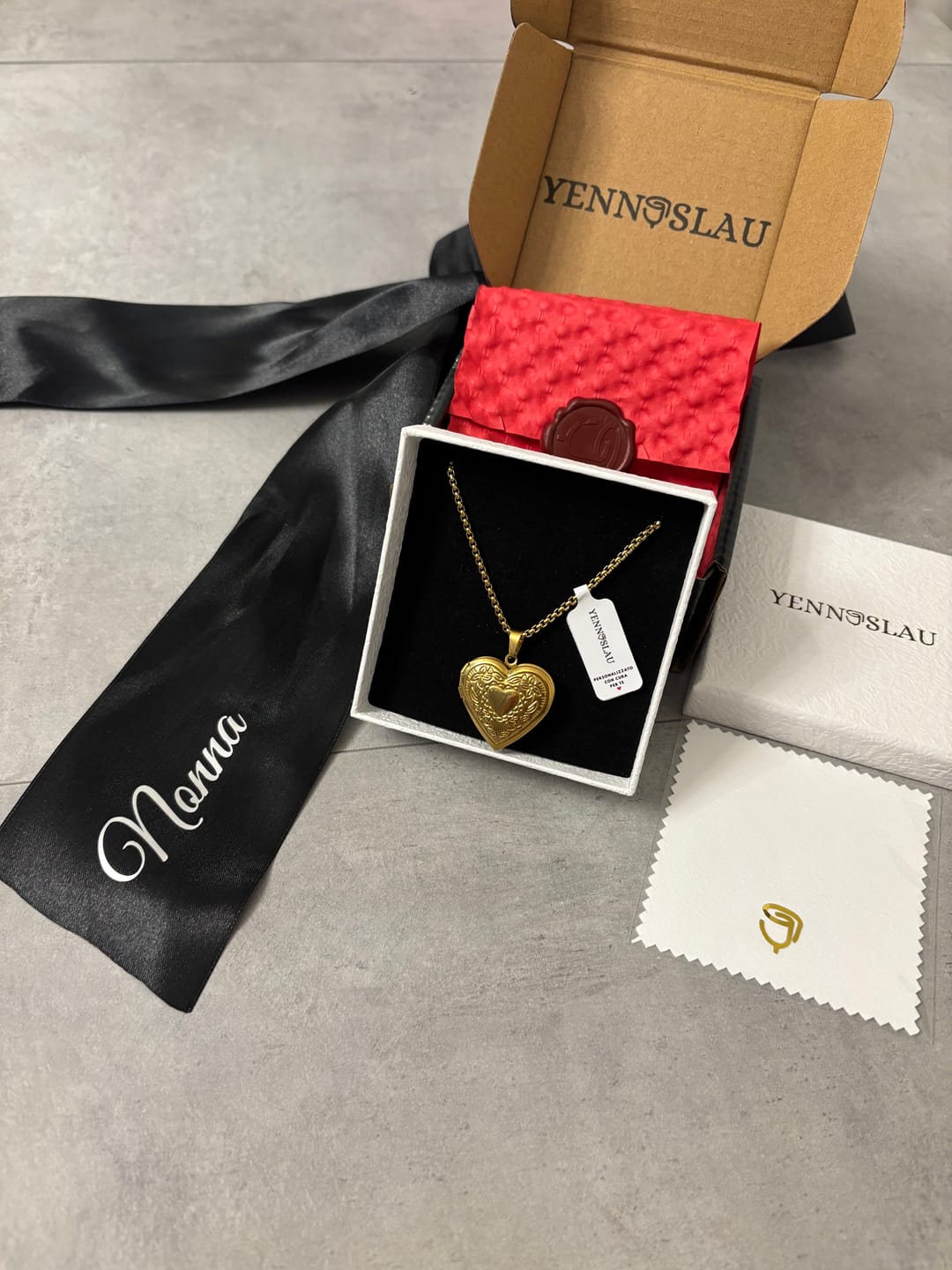Customer photo review of Collana Cuore Apribile in Acciaio Inox Oro con Foto Personalizzata Iniziale e Testo | Gioiello Elegante (Copia)