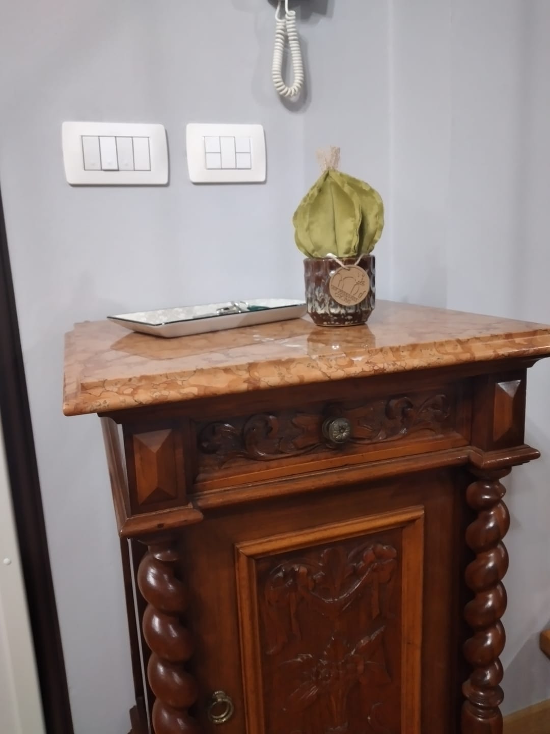 Customer photo review of Mini Cactus in velluto verde, vaso in ceramica lucida color marrone con sfumature grigio/azzurro, altezza circa 17 cm.