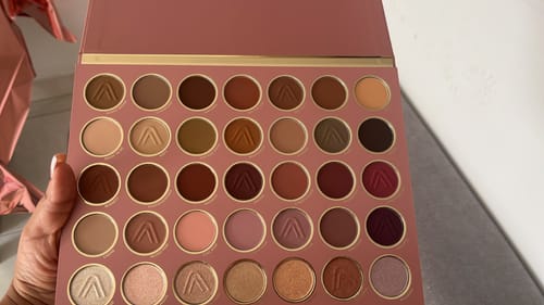 Customer photo review of PALETA DE SOMBRAS CLASSIC 35 TONOS