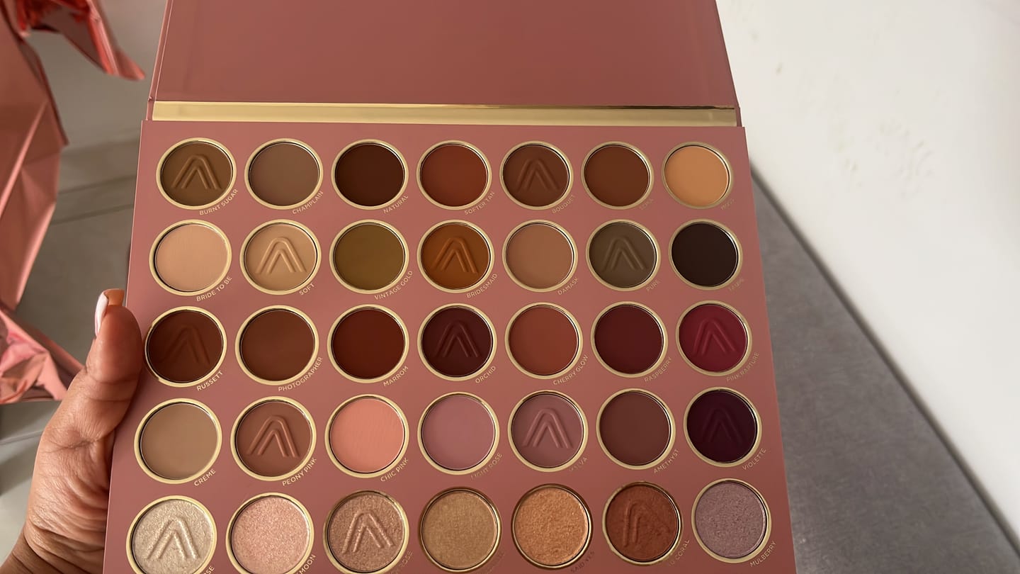 Customer photo review of PALETA DE SOMBRAS CLASSIC 35 TONOS