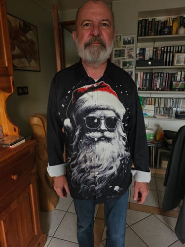 Customer photo review of Chemise à manches longues pour homme avec Père Noël cool pour les fêtes de Noël