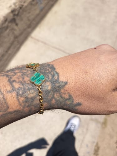 Reseña con foto de un cliente sobre Pulsera Green Clover Oro