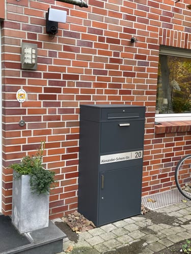 Customer photo review of XXL Paketbox mit Briefkasten | anthrazit - RAL7016 | personalisiert mit Edelstahl-Schild