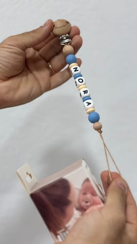 Customer photo review of Kit Deluxe Chupete Clásico de Silicona + Chupetero Personalizado, Guardachupetes y Biberón Maternal | Nenina & Co