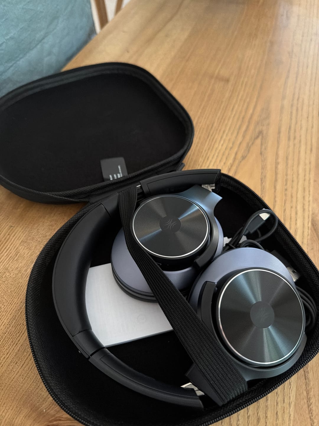 Customer photo review of Oneodio A Series - Bluetooth 5.0 Active Noise Cancelling Wireless Headphones - Built-in Microphone, Type C Charging & Carry Case