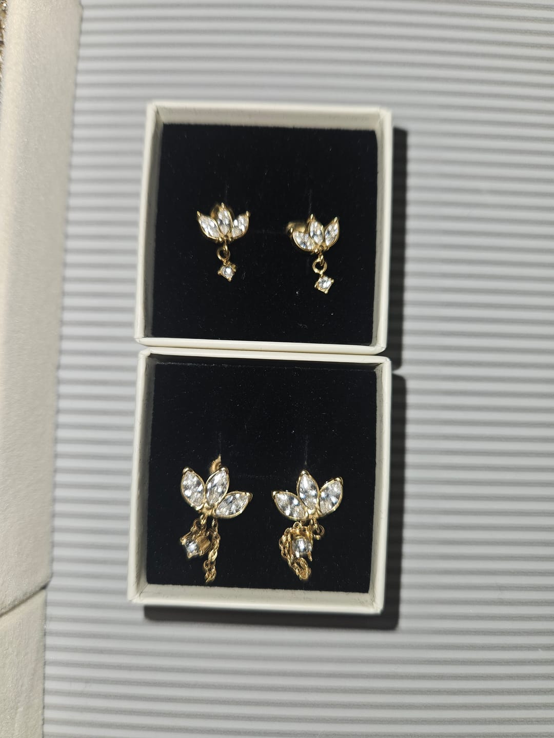 Customer photo review of Limitless Sky Lotus Ohrstecker 14K Vergoldet