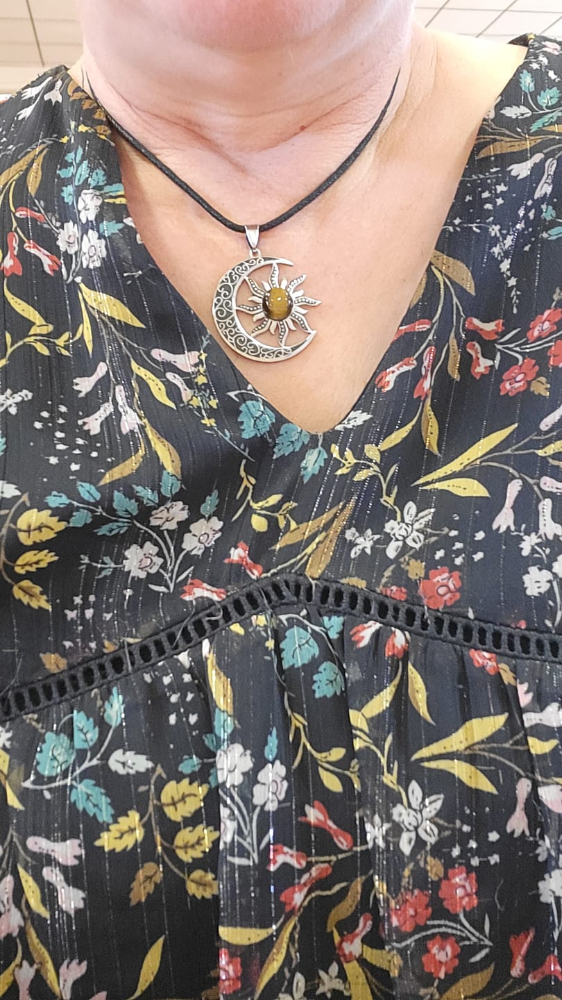 Customer photo review of Pendentif "Équilibre Cosmique Lune-Soleil" en Oeil de Tigre