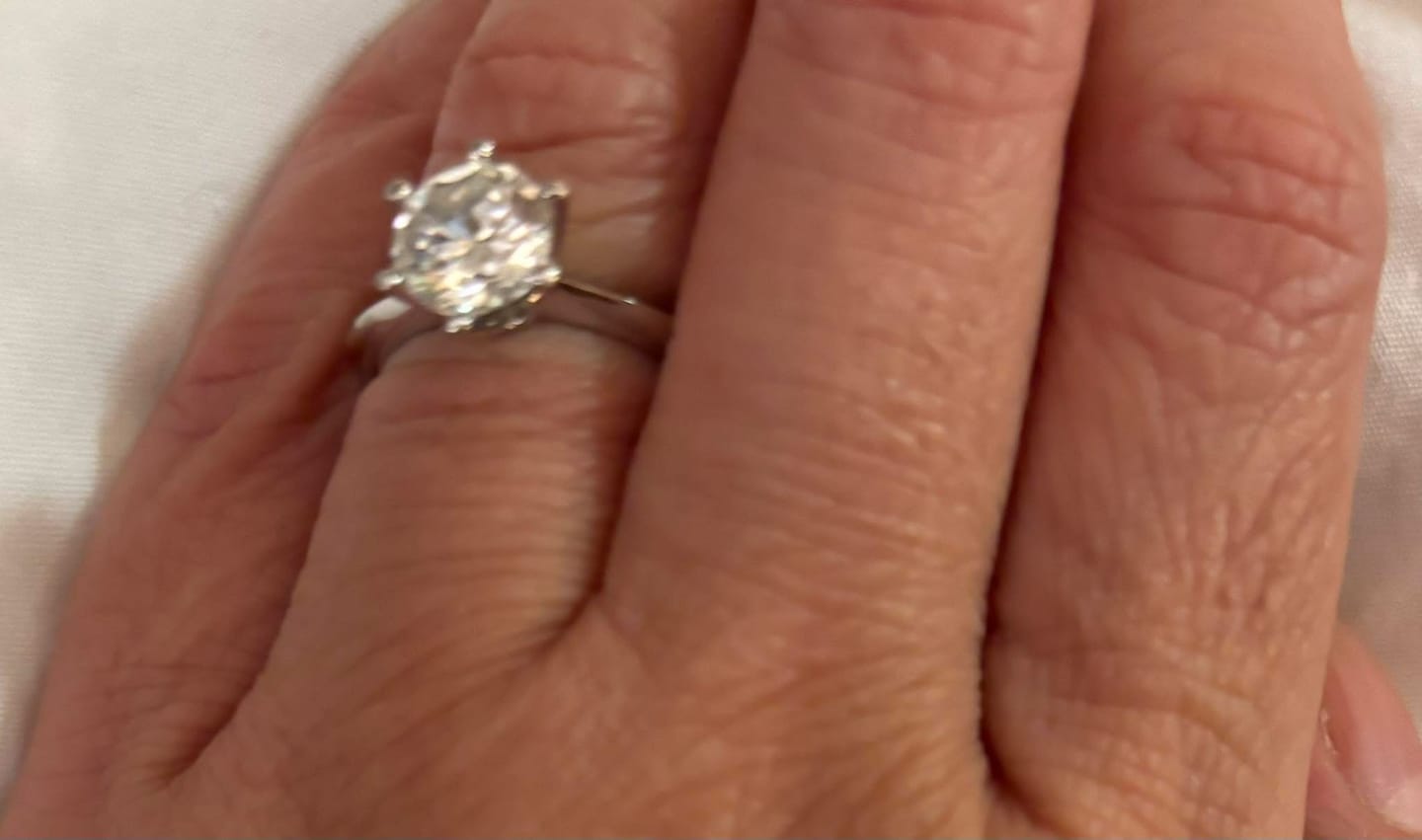 Customer photo review of Rodiffy Moissanite 2.0 Ct ～3.0Ct Round Cut 6 Prong White Gold Engagement Ring