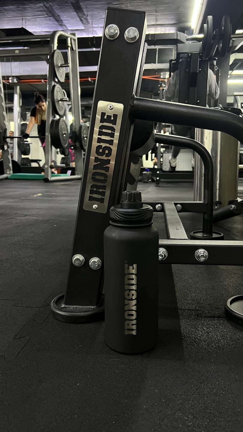 Customer photo review of Botella de Agua con Soporte Magnético para Celular 1 lt IRONSIDE