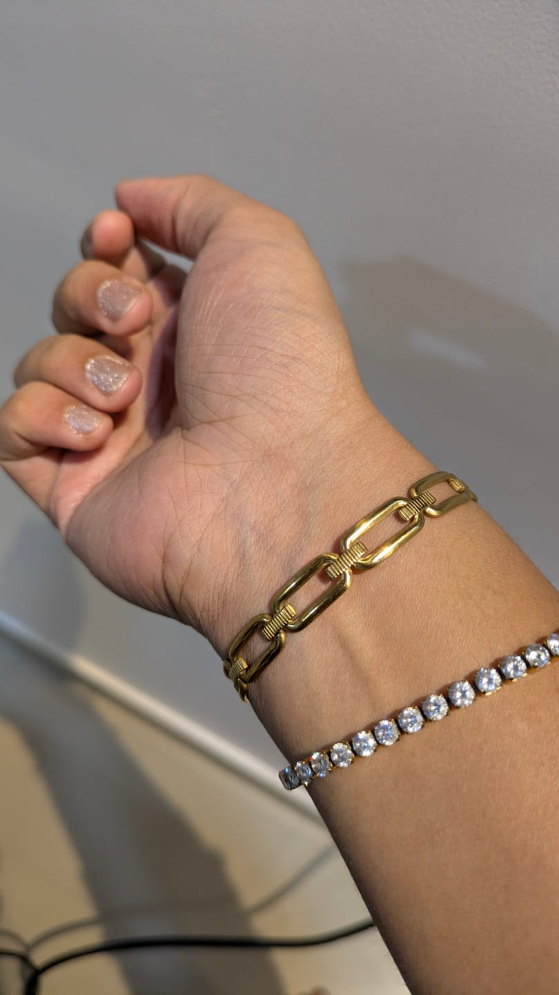 Customer photo review of Minimalist Gold Link Bracelet