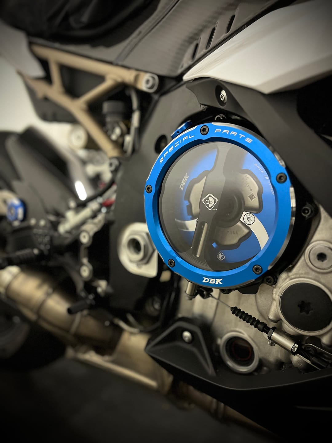 Customer photo review of DBK Special Parts | CCDV12 - BMW | BLACK-BLUE | KLARER KUPPLUNGSDECKEL ÖLBAD 3D-EVO | passend für BMW S 1000 R / RR / XR & M 1000 R / RR / XR - Modelle