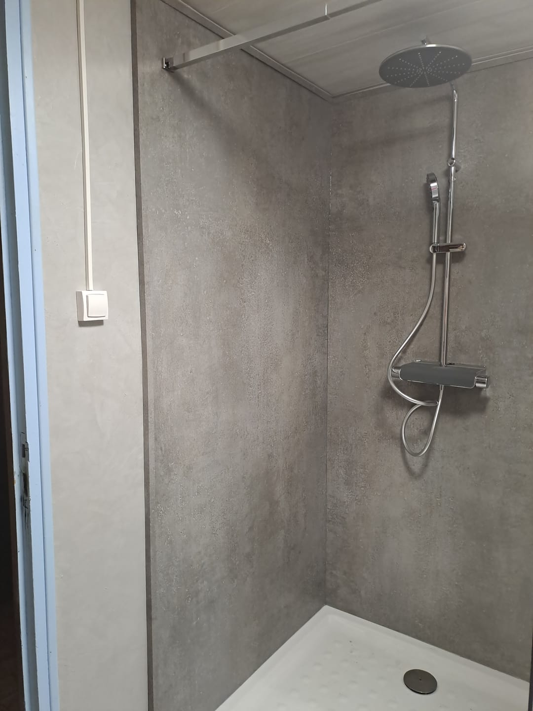Customer photo review of Panneaux Muraux Béton Ciré SPC Mat – Salle De Bain Et Douche