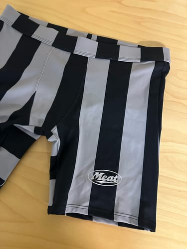 Customer photo review of BODYBUILDING SHORTS – MOTORS / STRIPE GREY