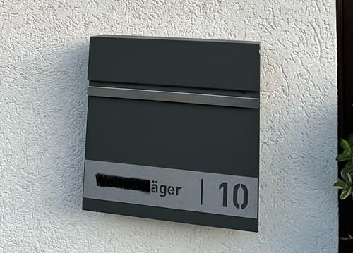 Customer photo review of AlbersDesign Briefkasten B3 anthrazit (RAL7016) personalisiert mit Edelstahlschild