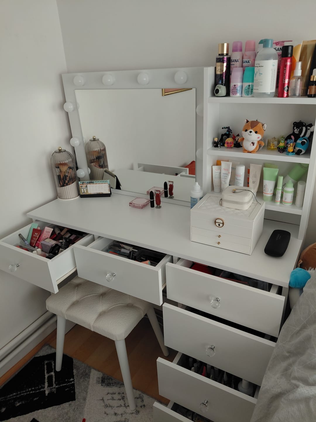 Customer photo review of Rani BJ162 Hollywood Işıklı Aynalı Kulis Makyaj Masası 6 Çekmeceli Takı Düzenleyici Puf Takım Beyaz