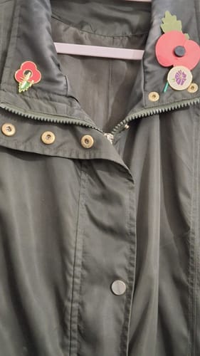 Ann review of Lancaster Poppy Pin Leaf 3cm image 1 out of 1