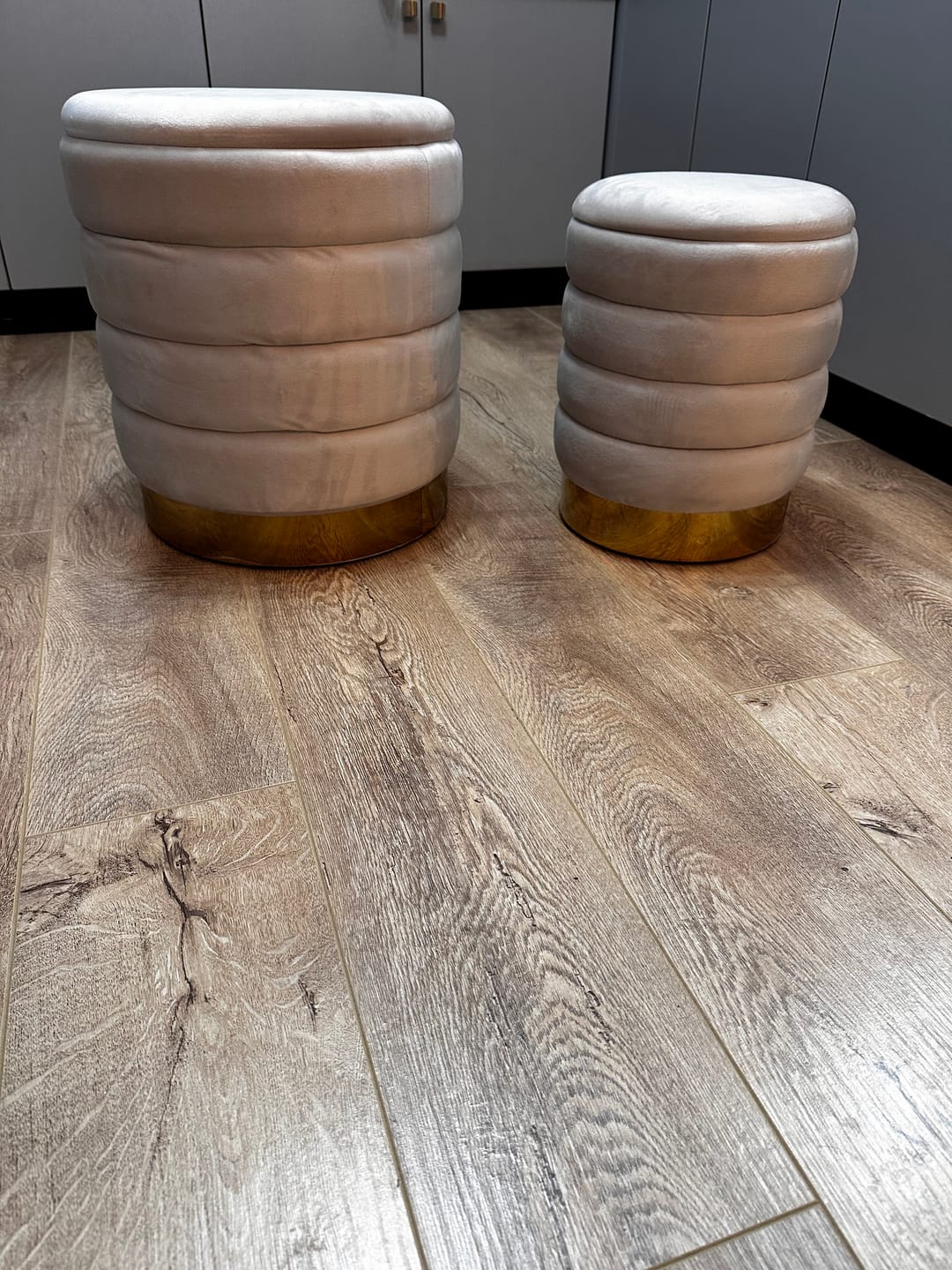 Customer photo review of Set 2 taburete BRITTA, bej deschis/auriu, stofa catifelata