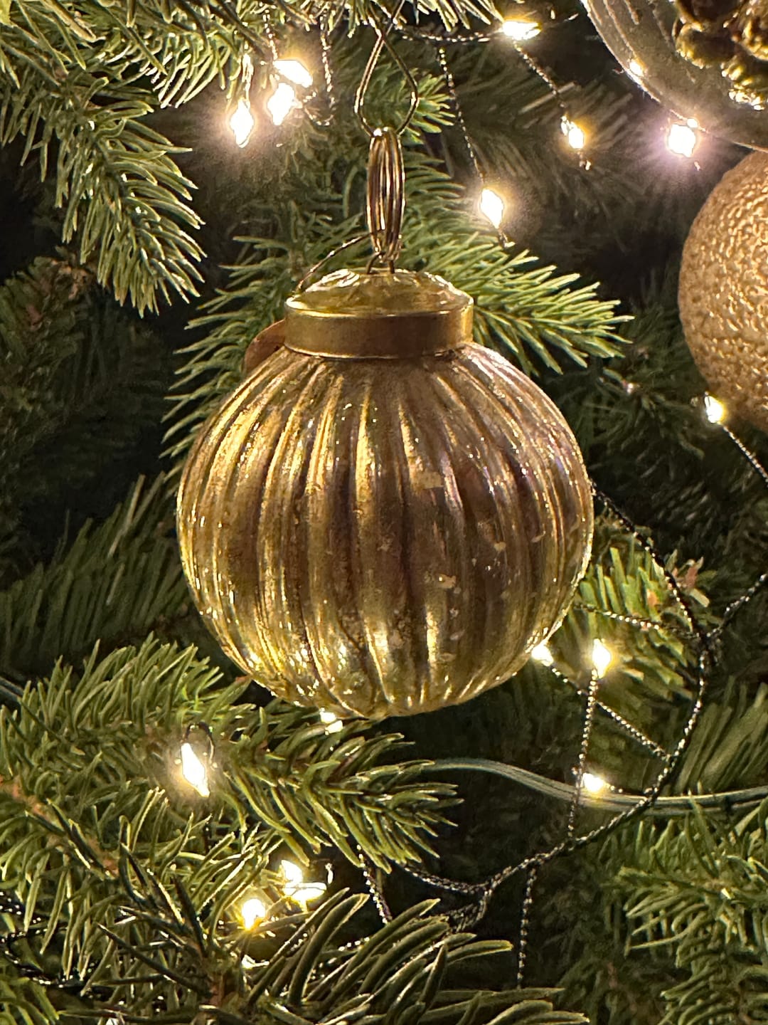 Customer photo review of Christmas ball ribbed gold polish