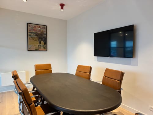 Customer photo review of Kave Home - Ovale Mailen-tafel in essenfineer met donkere afwerking Ø